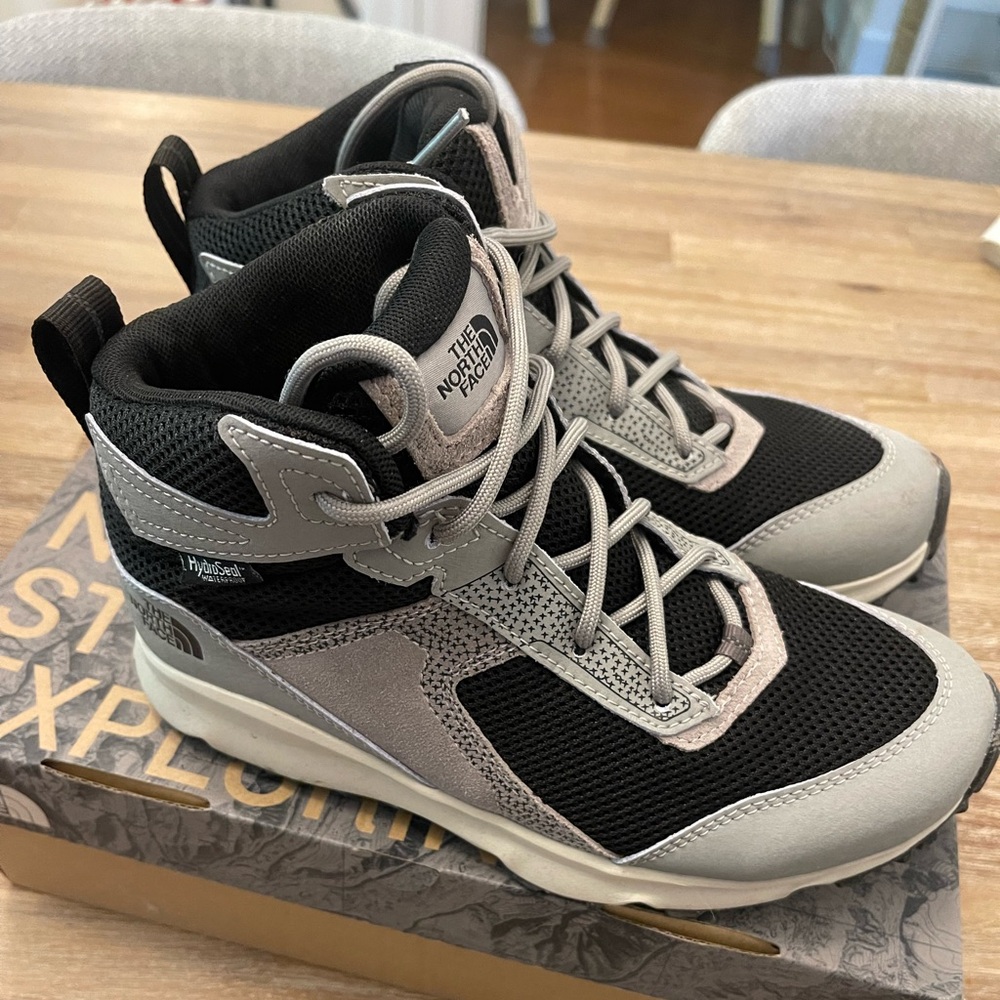 The North Face JR Hedgehog Hiker ll Mid Hiking shoes
